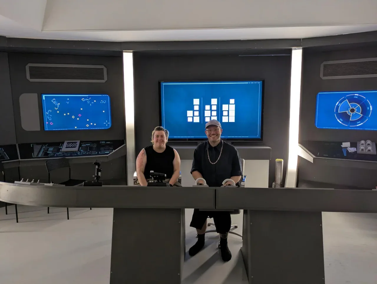 Zwei Personen in der Kulisse eines Raumschiffs bei einem Live-Rollenspiel.